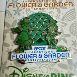 This limited release pin features Alice in Wonderland topiary Epcot